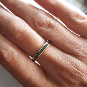 Mejuri 14k gold emerald band sz 7